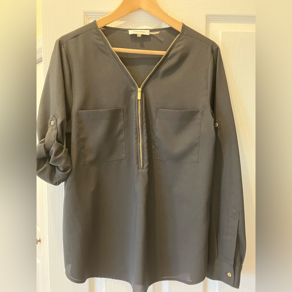 CALVIN KLEIN Black top women longsleeve with gold zipper. Size M